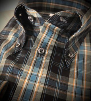 The perfect roll collar.
Don’t you agree??
Shop on: www.capirari.com

#Capirari #menswear #detail #classic #style #modernism #rollcollar #suedehead #mods #cotton #plaidpattern #motherofpearlbutton #clothing #heritage #menwithstyle