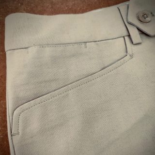 The prototype of the new #Austin slack.
More info & pics coming soon.

#Capirari#menswear#slack#details#frogmouthpockets#modernism#madeinItaly#cotton